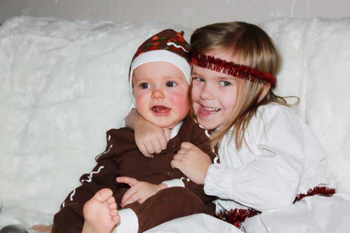 Nellie & Nilas Dunder lussar pÃ¥ Berghem och vill skicka hÃ¤lsningar och julkramar till alla slÃ¤ktingar och vÃ¤nner!