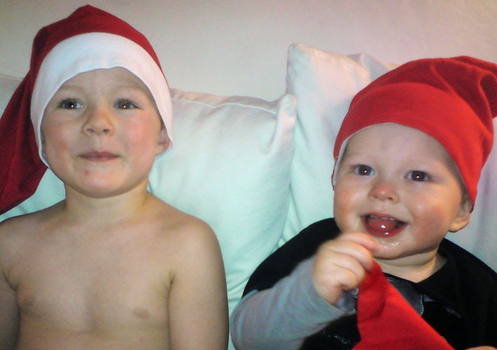 Julnissarna Leo och Adam vill lussa för släkt och vänner både nära och långt borta!
