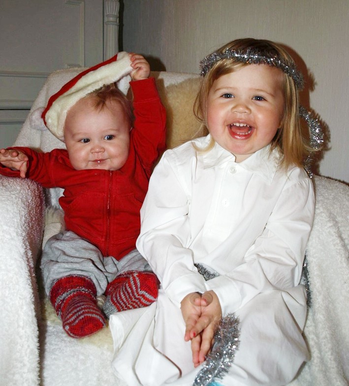 Syskonen Oliver 1 år och Siri 3,5 år önskar släkterna Annala, Wännström och vännerna en riktigt god jul.