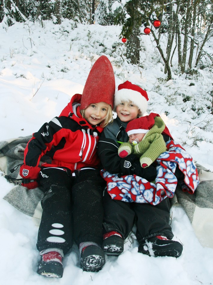 God Jul & Gott Nytt År vill vi önska alla våra när och kära. Från Tilda ,Ossian och Sixten