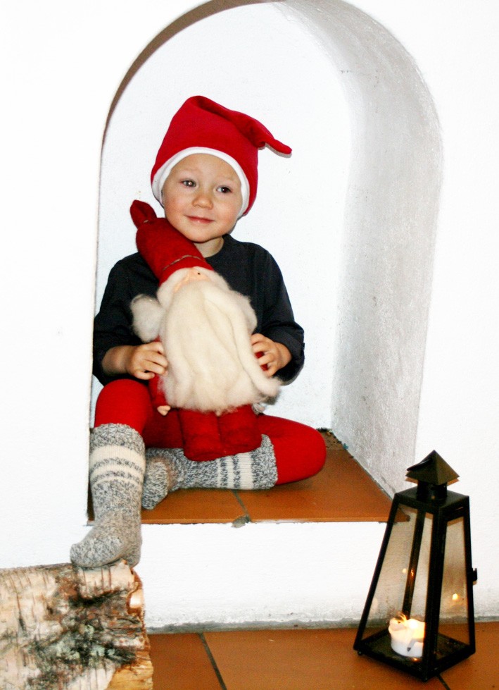 Lilla nissen Theodor Gustafsson i Brännland väntar både på jultomten och på lillebror. Julkramar till alla kompisar och släktingar!