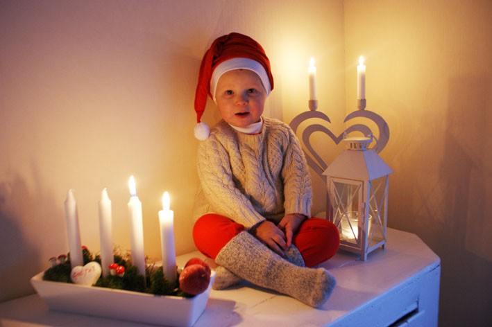 Albert Andrén, 2 år, Tavelsjö. Säger God Jul till alla han känner. Skickar även massa julkramar till sin storasyster Engla.
