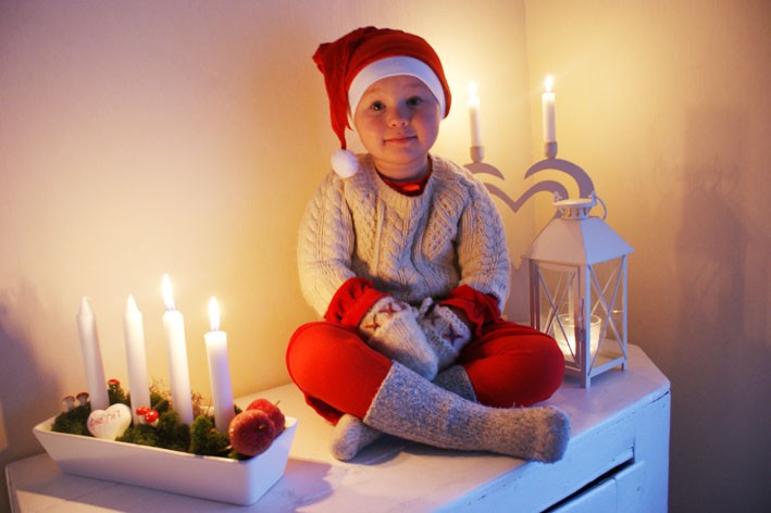 Engla Andrén, 3 år, Tavelsjö. Vill lussa och säga God Jul till alla hon känner. Och sen vill hon skicka en stor julkram till sin lillebror Albert som är den bäste hon vet.