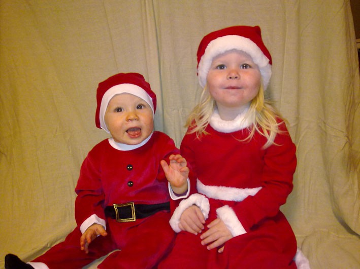 Vilgot & Vilhelmina Wiktorsson önskar en God Jul till alla släktingar och vänner