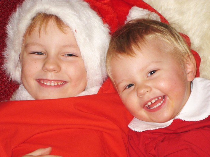 Leo och Leia Gabrielsson önskar alla en fin lucia med många pepparkakor och glaset fyllt med julmust