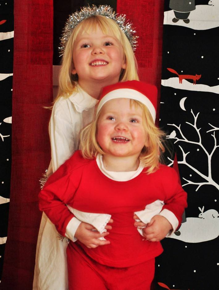 Lovisa och Hanna Wännman från Västerslätt Umeå, önskar god jul och gott nytt år till alla sina nära och kära!  