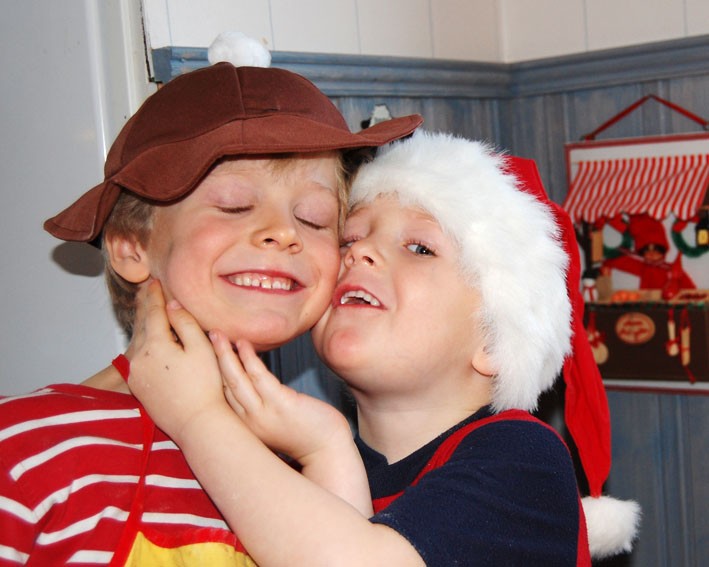Bröderna Simon,6 år, och Martin Norberg, 4 år, i Holmsund vill lussa för all släkt och vänner!