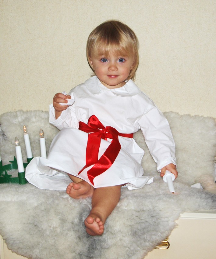 Nellie Lindgren 1 år och 5 månader, Röbäck, hälsar glad Lucia och God Jul till alla hon känner.