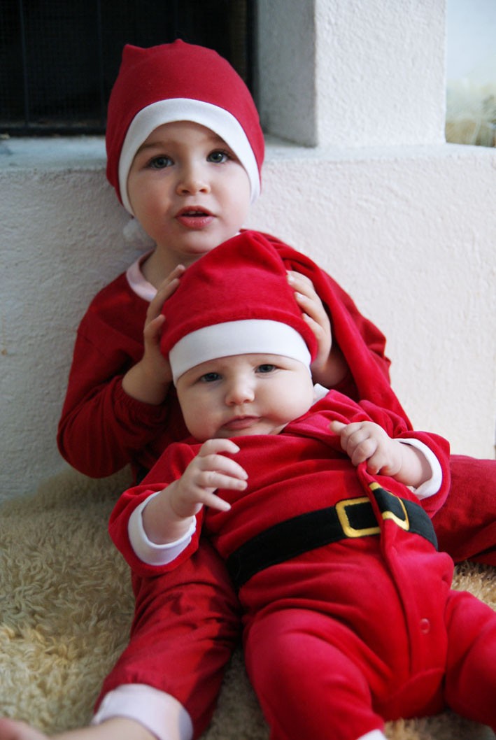 Småtomtarna Viktor och Lovisa Mikaelsson önskar God Jul till släkt och kompisar!