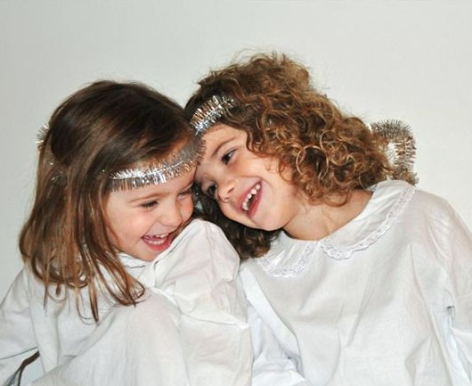 Filippa och Ella Dahlgren, Ersmark, lussar på förskolan Tvillingen  
och hälsar till släkt och vänner.
