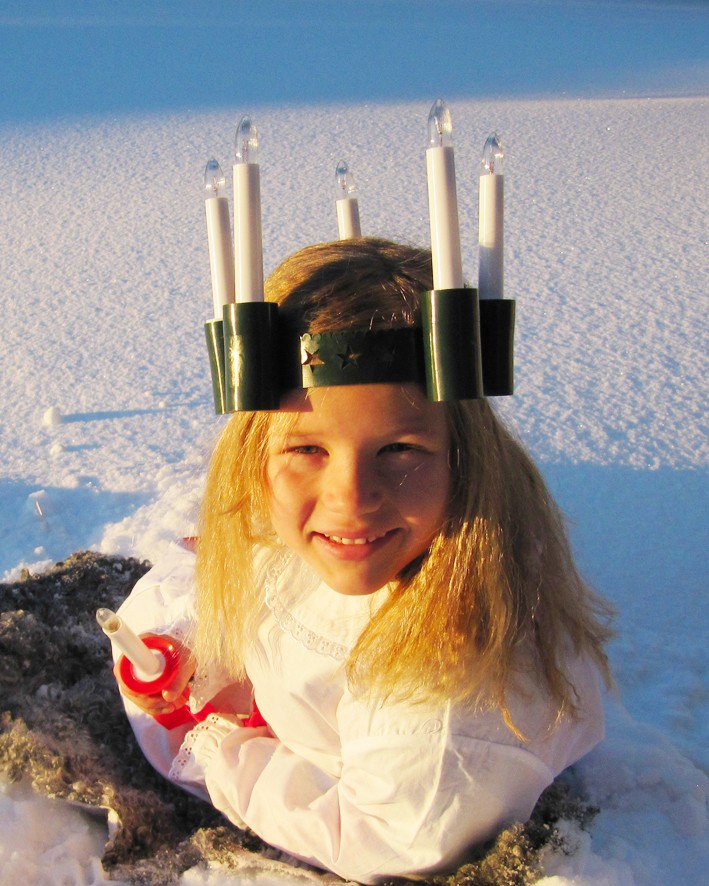 Elsa Bergh, 5 år, från Umeå lussar för pappa, mamma, Svea och kompisarna på förskolan Linnean och skickar varma lussekramar till släkt och vänner.