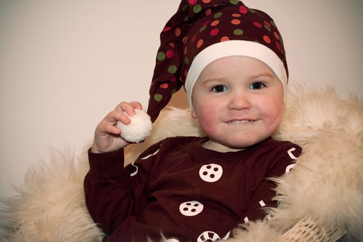 Pepparkaksgubben Wilmer Konradsson 2 år, Röbäck, vill lussa för mamma, pappa, släkt och vänner. God Jul!