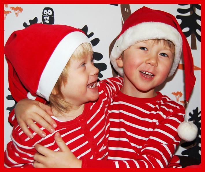 Malte & Alvin Eriksson i Vännäs vill dela ut julkramar till alla som vi känner - släkt & vänner. En extra stor kram till personalen och kompisar på Förskolan Bjällran - vi kommer att sakna er alla!!!
