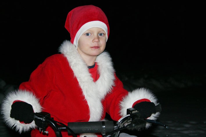 Joel Brodin, 5 år, Yttersjö lussar för mamma och pappa och på förskolan Luvan. Han skickar en julhälsning till släkt och vänner.