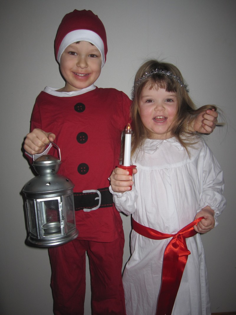 Elias och Emelie Öhrberg, vill hälsa god jul och gott nytt år till alla dom känner! 