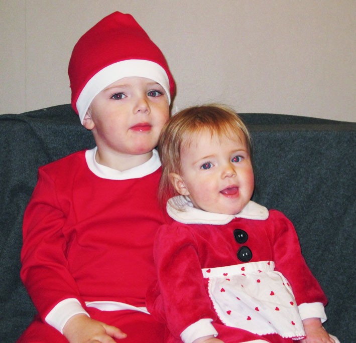 Oliver och Meja Nilsefur, Vännäsby önskar God Jul till alla dom känner!