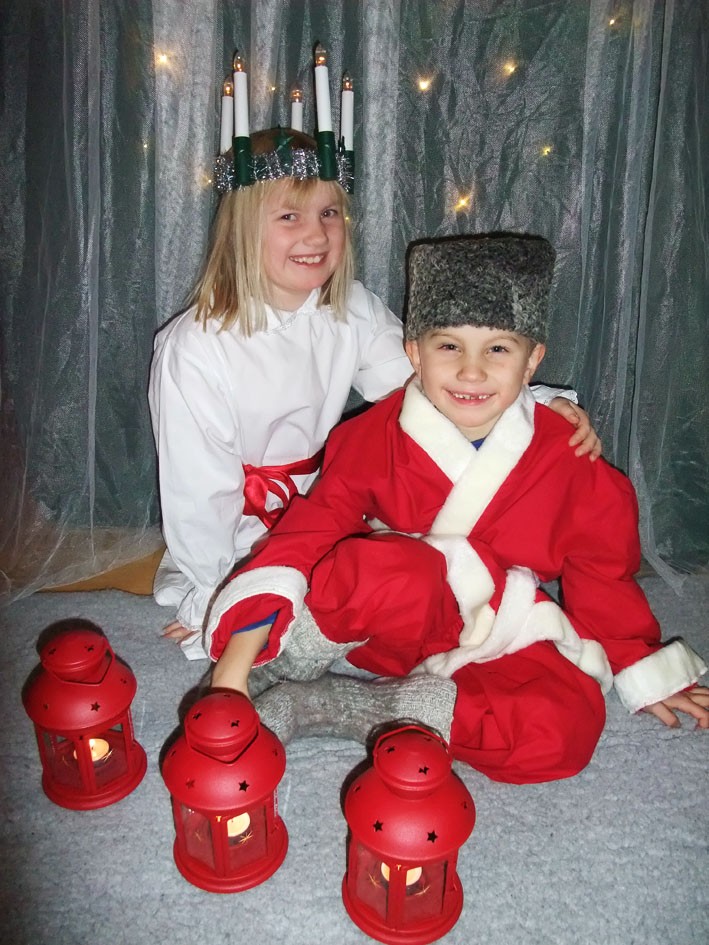 Lina och Oscar i Överboda hälsar trevlig Lucia och God Jul till alla släktingar och vänner.