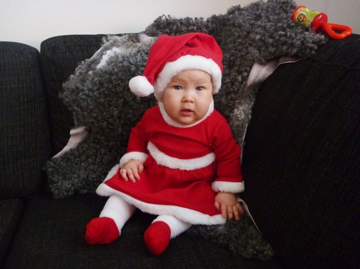 Olivia, 8 månader, skickar julkramar till släkt och vänner. 