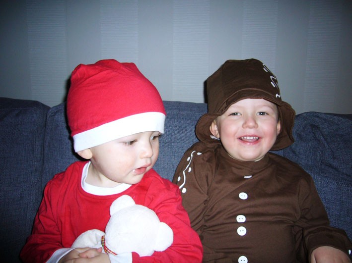 William och Filip Mogren önskar släkt och vänner en god jul!