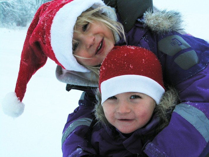 Småtomtarna Maja och Molly Norèn, Djäkneböle önskar alla de känner en God Jul och ett Gott Nytt ÅR