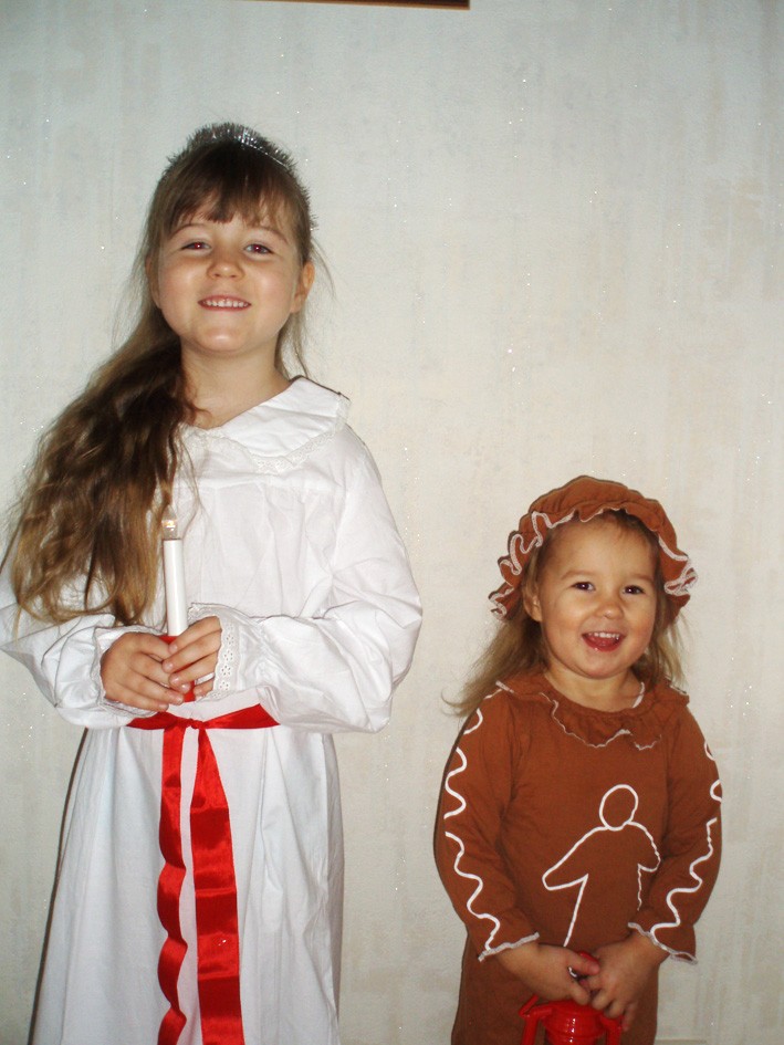 Systrarna Tove 5 år och Tilde 2 år från Holmsund, vill önska alla dom känner en trevlig lucia.
