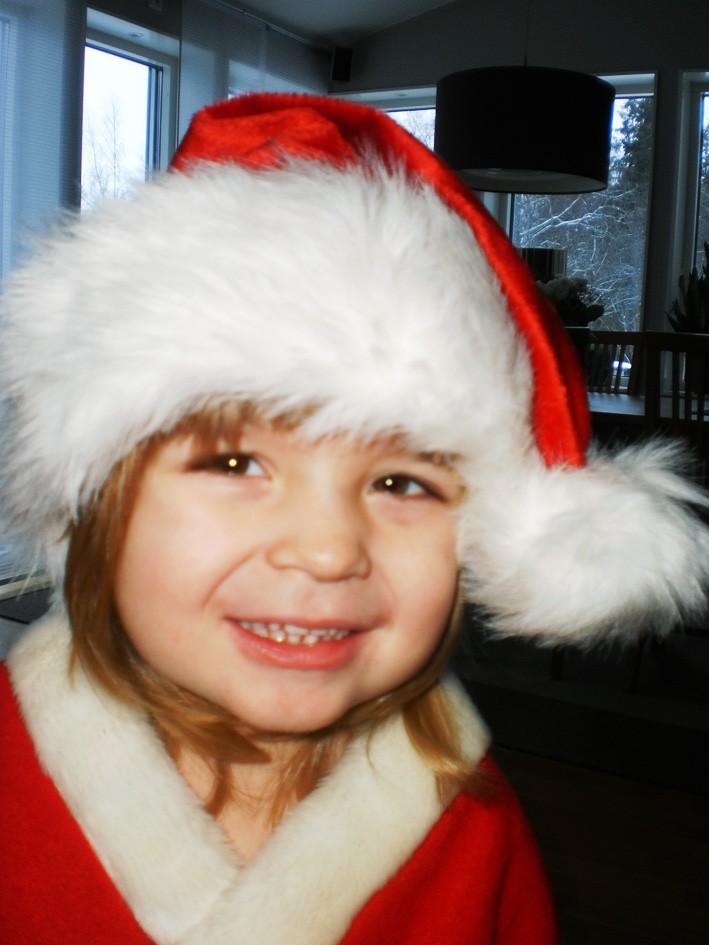 Måns Lindgren-Jonsson, 4 år, Holmsund, lussar för mamma och pappa och kompisarna på Bamse. Han hälsar God Jul till alla han känner!