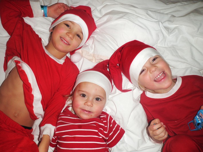 De tre brorsorna Hörling... Terje 5, Rasmus 3 och Totte 1 önskar alla de känner en riktigt god jul. 