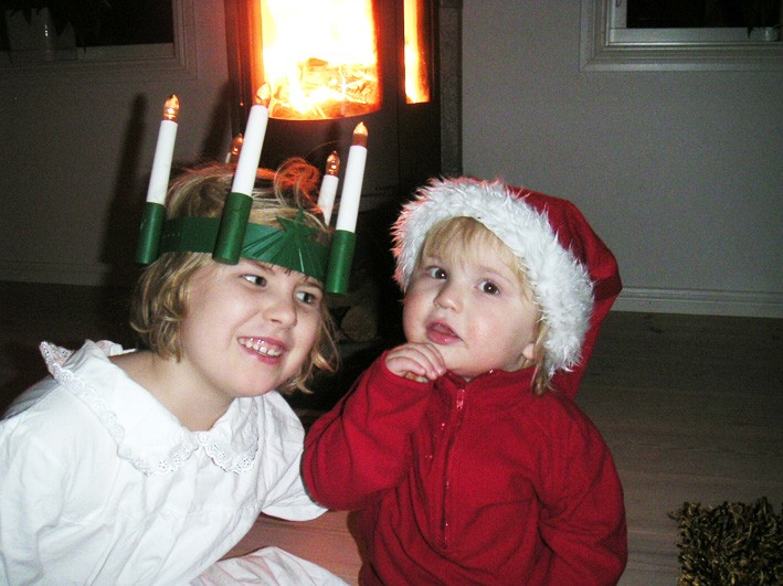 Fanny och Emil Nyström, Degernäs Umeå, hälsar God Jul till alla de känner.