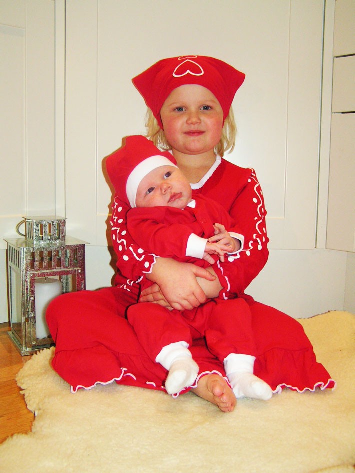 Linn Levisson, snart 5 år och Elliot Levisson, 2 mån vill skicka lusse hälsningar till alla nära och kära.