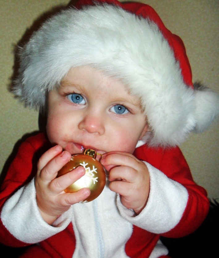 Nissen Adrian Hörnqvist, 1 år Umeå, lussar för släkt och vänner och hälsar God Jul till alla han känner!