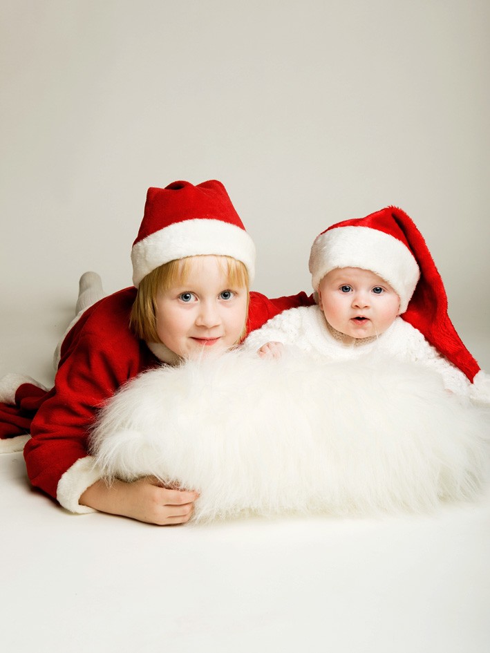 Sanna & Milla Lönneborg Tväråmark, lussar för familj släkt och vänner och skickar en julkram till alla de känner.