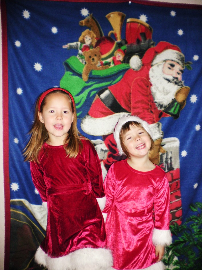 Maja och Molly Wincent i Lycksele skickar en julhälsning till alla de känner.