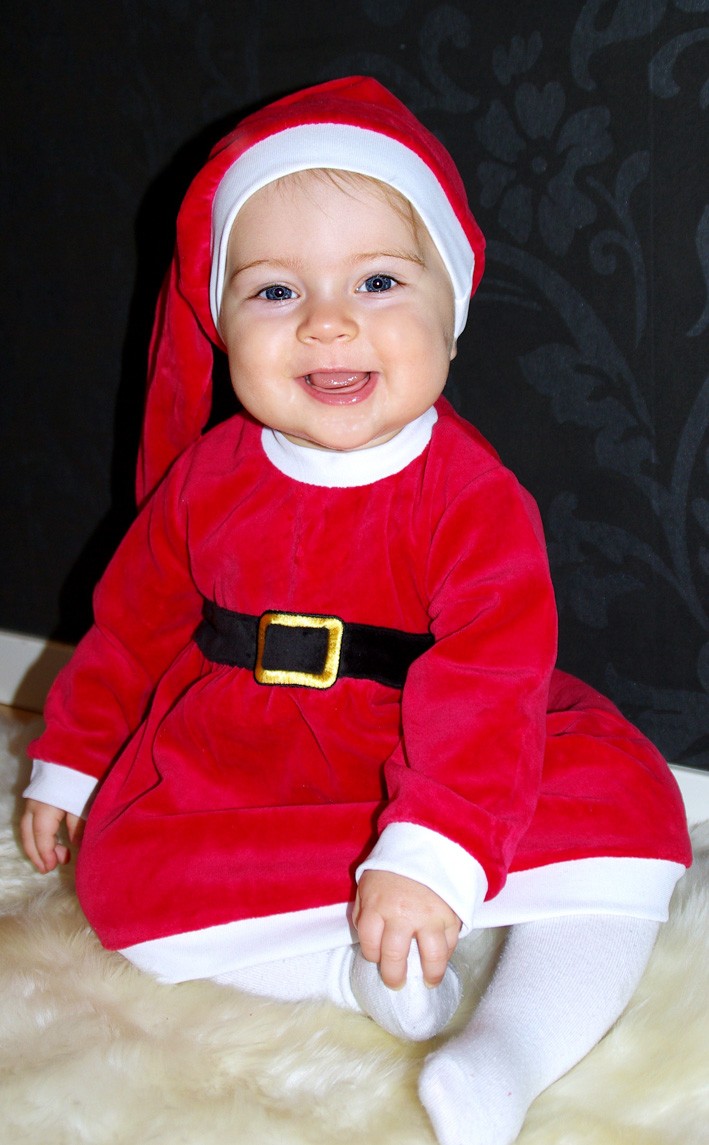 Julia Kjellander, 11 månader, från Solna lussar för familjen och önskar en god jul och ett gott nytt år!