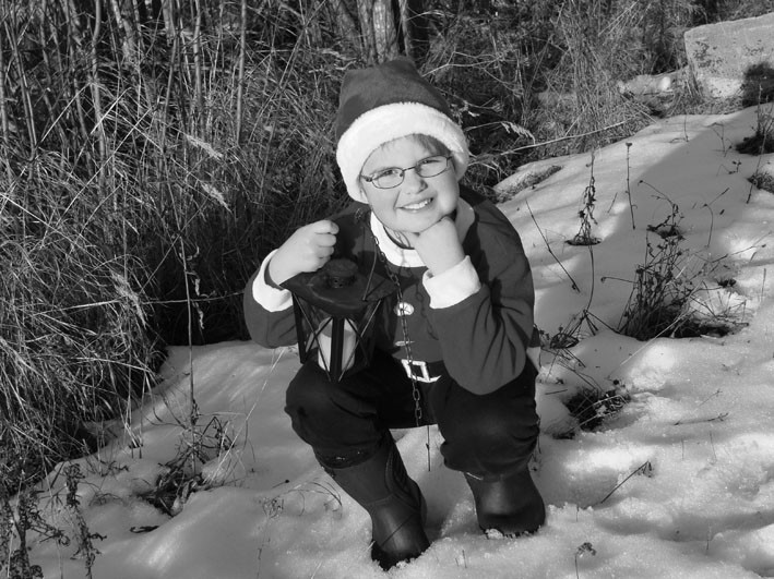 Hipp, hipp hurra! Nu är det jul igen, nu är det jul igen......
Jonna Fältén, 7 år, i Vilhelmina skickar julkramar till hela världen och speciellt till alla hon känner. GOD JUL!