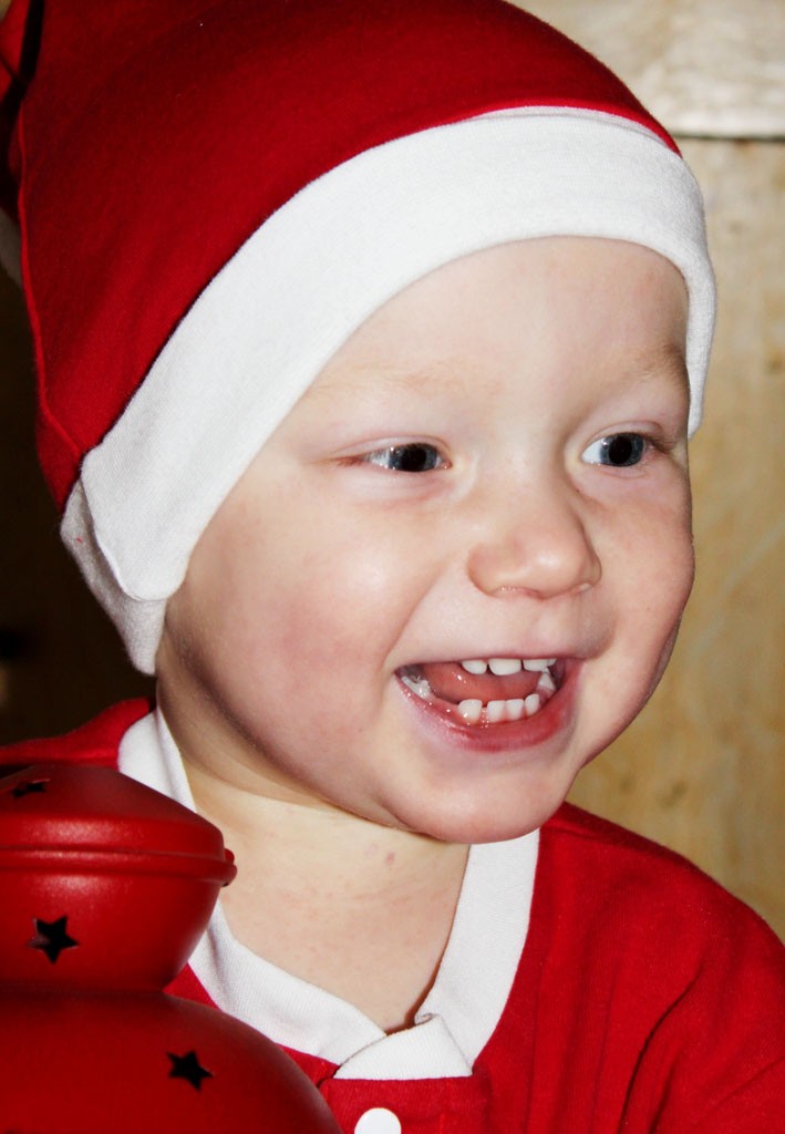 Viktor Ohlsson, Vännäsby lussar för familj och vänner och önskar alla en God Jul.