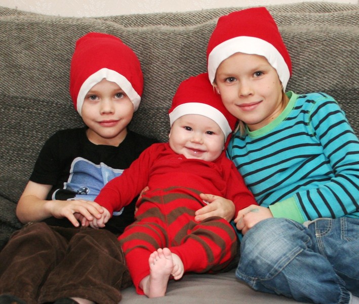 Elias (7 år), Simon (5 år) och Jonah (5 månader) Johannesson lussar hemma och hälsar till släkt och vänner!