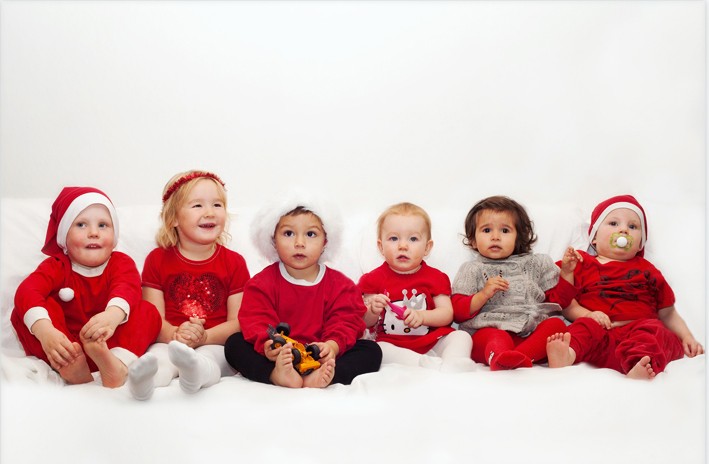 Polarna Colin,Joy,Kaan,Holly,Luna och Elton önskar sig massor av Julklappar och passar på att skicka en julhälsning till sina mammor och pappor i hopp om att de har direkt kontakt med tomten!