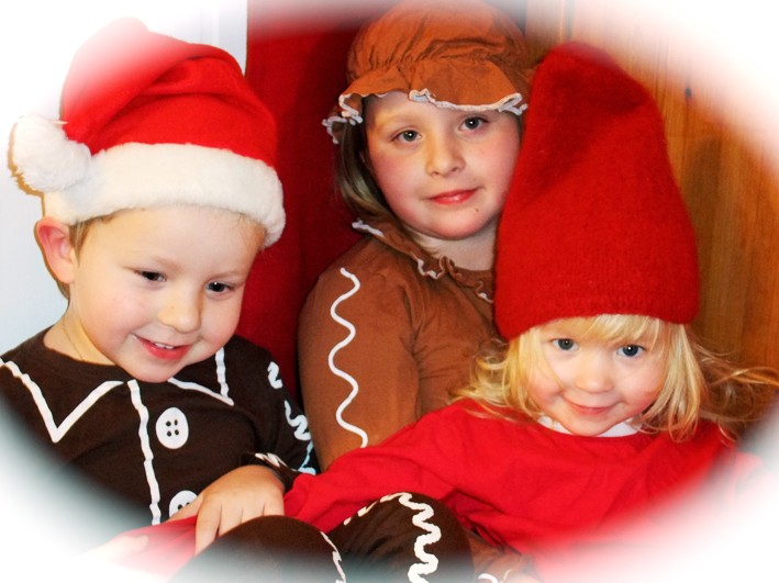 Syskontrion Clara, Tim och Elin från Botsmark, Umeå skickar en luciahälsning till alla dom känner! Ingen nämnd och ingen glömd!! Dessutom önskar dom alla en riktig God Jul!!