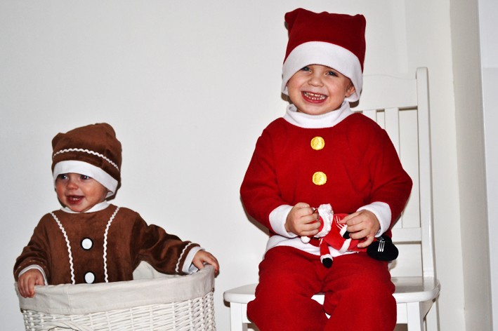 Albin Sandström 3,5 år och Lova Sandström 1 år lussar för mamma och pappa hemma i Sävar. De önskar även släkt och vänner en riktigt God Jul och ett Gott nytt År! 