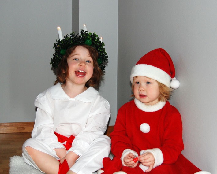 Moa och Signe Gunnebrink, Ersmark, önskar god jul till kompisarna på Tvillingen, farmor, Stig, mormor, morfar och kusinerna.