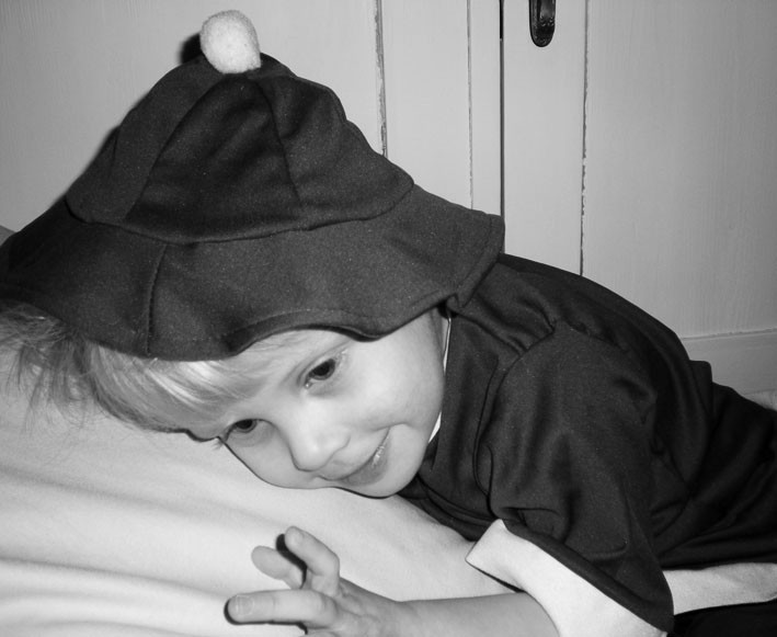 Vilgot Rönnholm, 2,5 år, Umeå, skickar gosiga och busiga lussekramar och julhälsningar till nära och kära både när och fjärran.