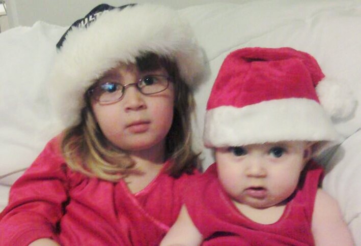 Underbara Amber & Mira Johansson önskar hela tjocka släkten och alla goda vänner en riktigt mysig Jul och ett Gott Nytt År!