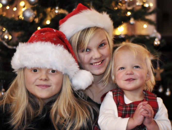 God jul önskar Angelina, Emilia och Leona Nilsson från Nordmaling