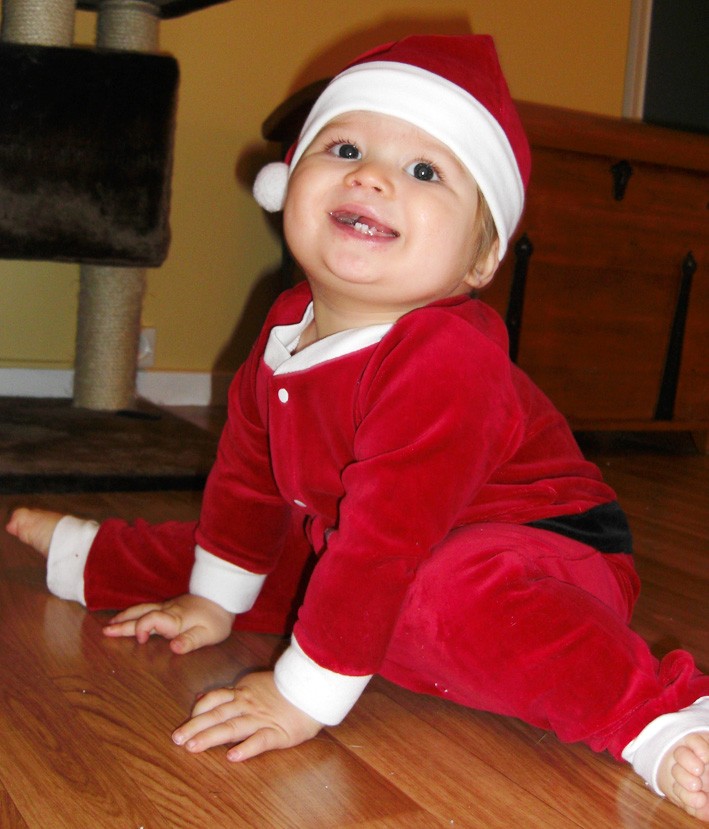 Zak Hellgren, 1 år, önskar god jul till släkt och vänner!