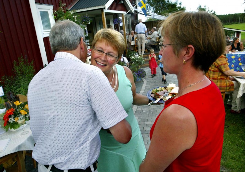 Maud Olofsson fyller 50r. ppet hus i Hgfors. Uppvaktas av Hans och Ingrid Weinehall.