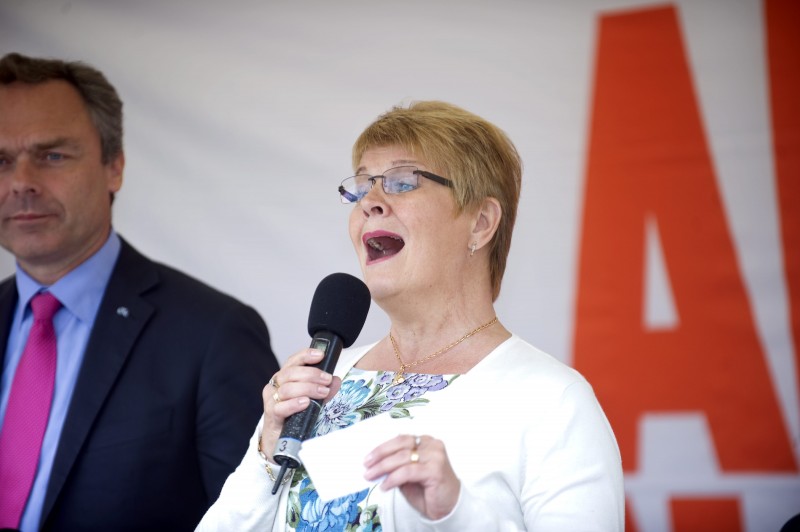 GÖTEBORG 20110512 Alliansen besöker Kungsportsplatsen med anledning av omvalet i Västra Götalandsregionen. 
Utbildningsminister Jan Björklund, näringsminister Maud Olofsson.
FOTO Björn Larsson Rosvall / SCANPIX / Kod 9200